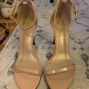 Stuart Weitzman Nudistsong Sandal in Beige Patent
